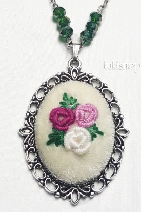 Kanaviçe Çiçek İşlemeli Kolye