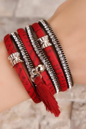 Kırmızı Üstü Yazı Tasarımlı Püskül Detaylı Bayan Bileklik